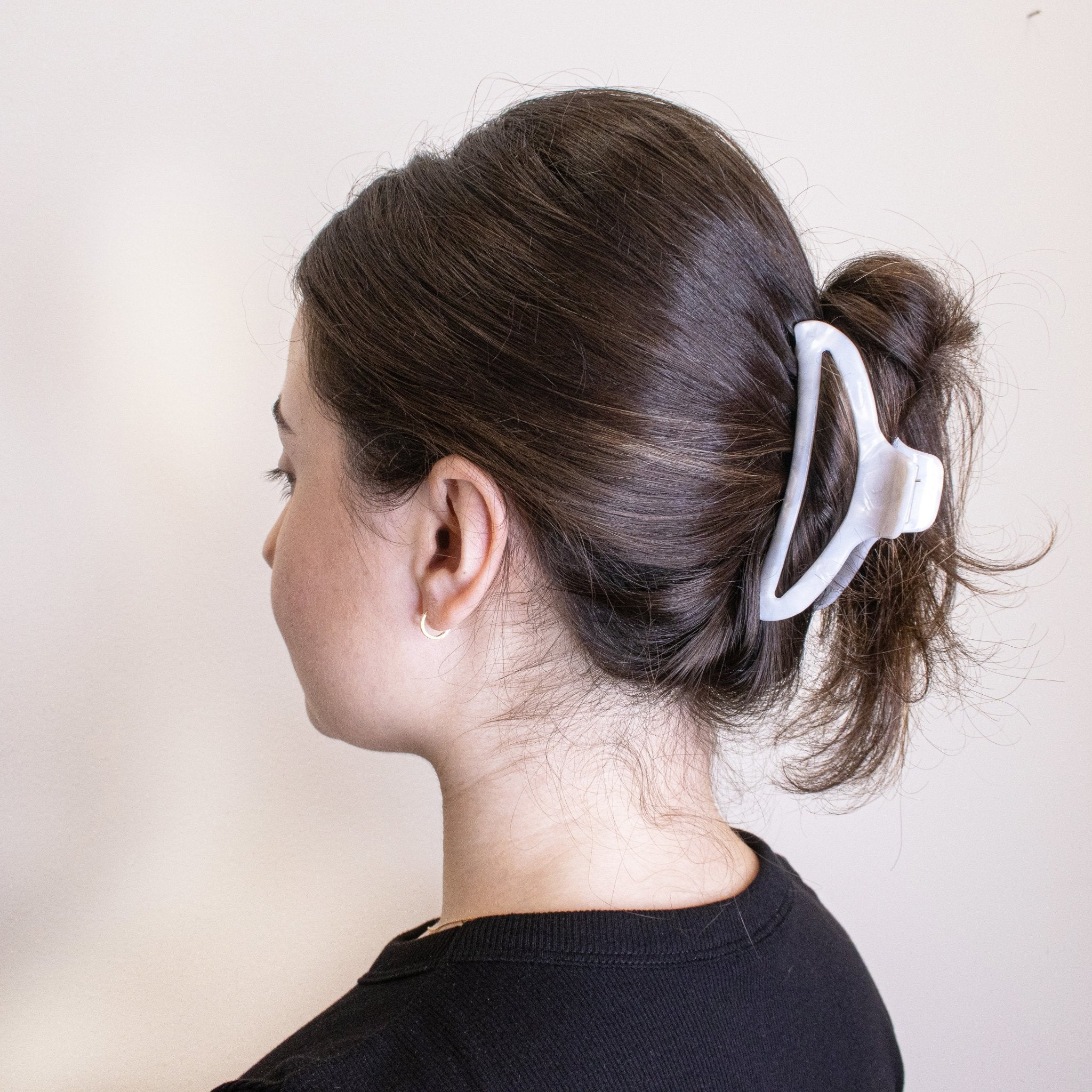 Medium Round Tortoise Shell Hair Claw Clip - White - FROG SAC